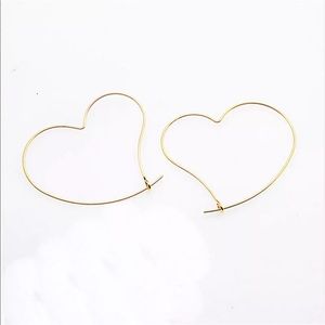 ✨GOLD HEART HOOP EARRINGS ✨